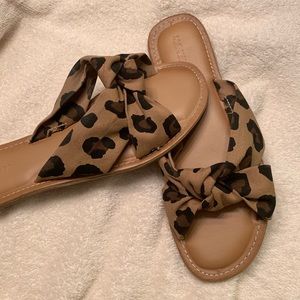 Leopard print knotted twist slide sandal
